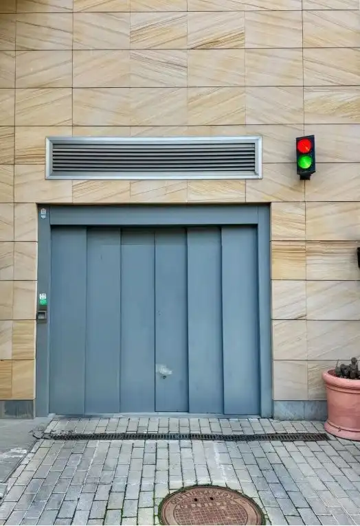 Außenansicht von Garage zum Verkauf in Madrid