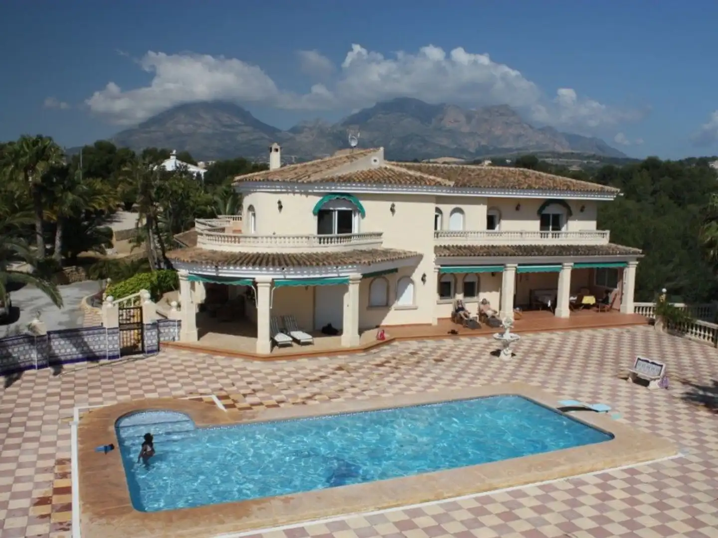 Chalet con piscina en venta en Pueblo - Urbanizaciones