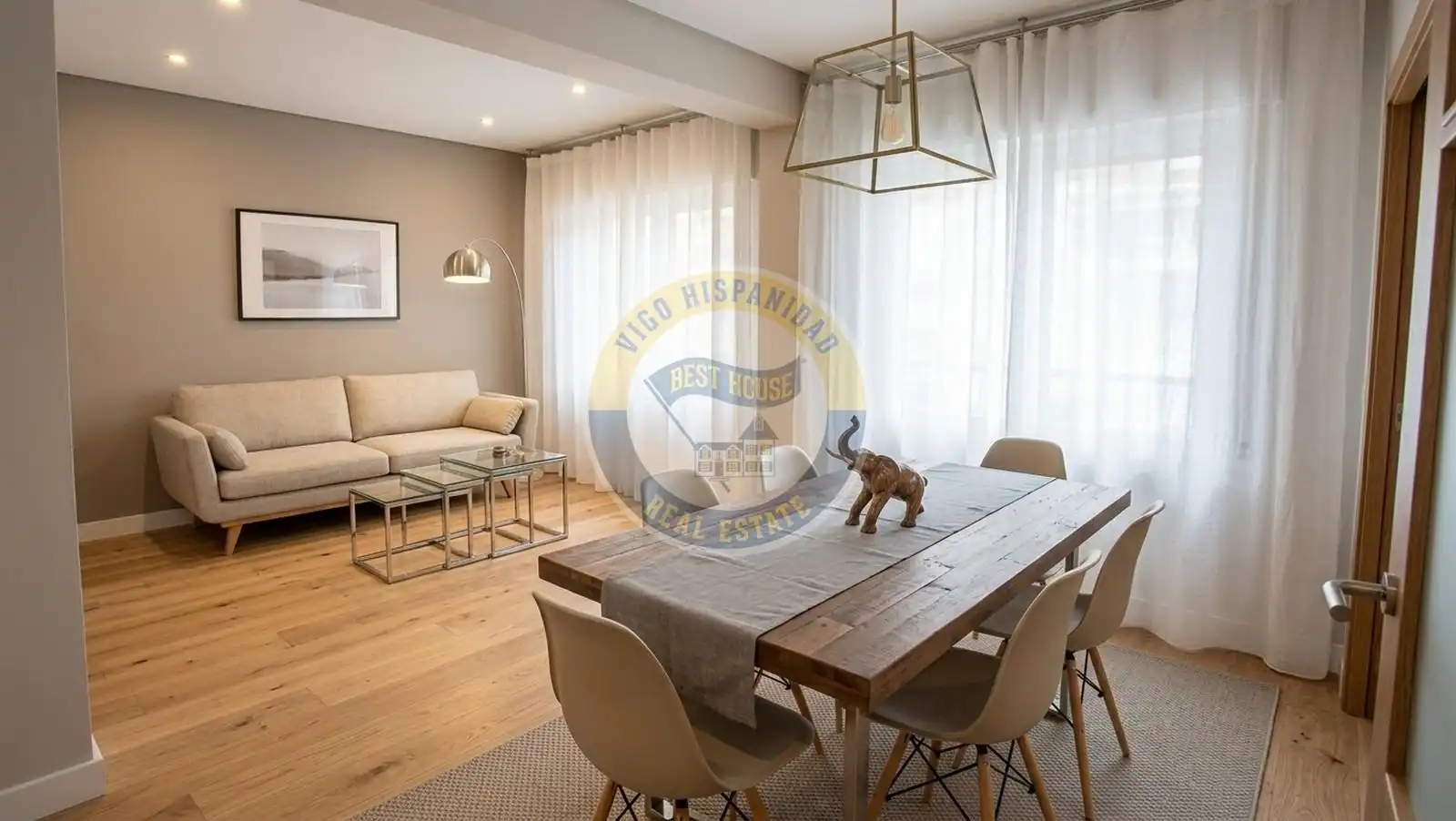 Sala d'estar de Casa o xalet en venda en Vigo  amb Calefacció, Traster i Moblat
