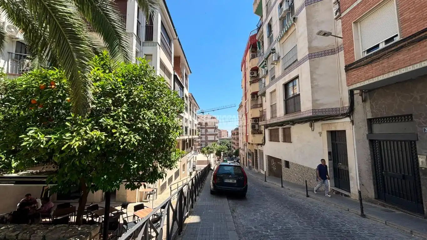 Vista exterior de Edifici en venda en Jaén