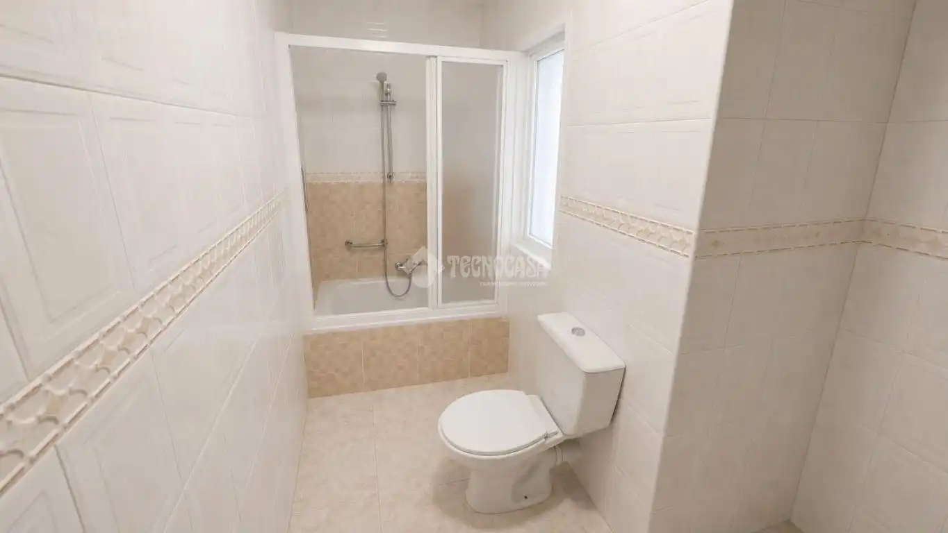 Badezimmer von Wohnung zum Verkauf in Pinto mit Balkon