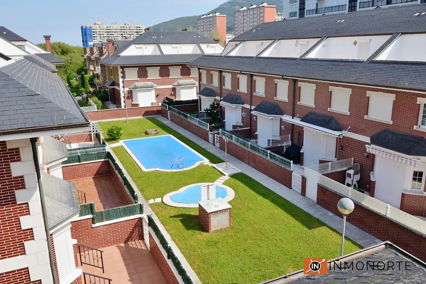 Vista exterior de Casa o xalet en venda en Laredo amb Calefacció, Terrassa i Piscina comunitària