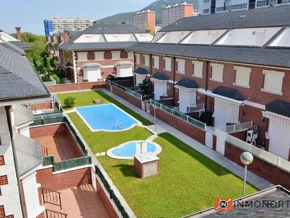 Vista exterior de Casa o xalet en venda en Laredo amb Calefacció, Terrassa i Piscina comunitària