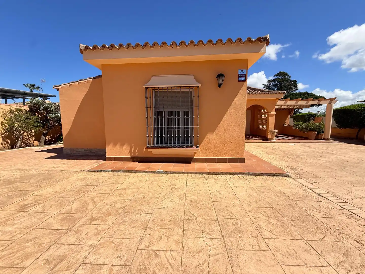 Vista exterior de Casa o xalet en venda en Chiclana de la Frontera