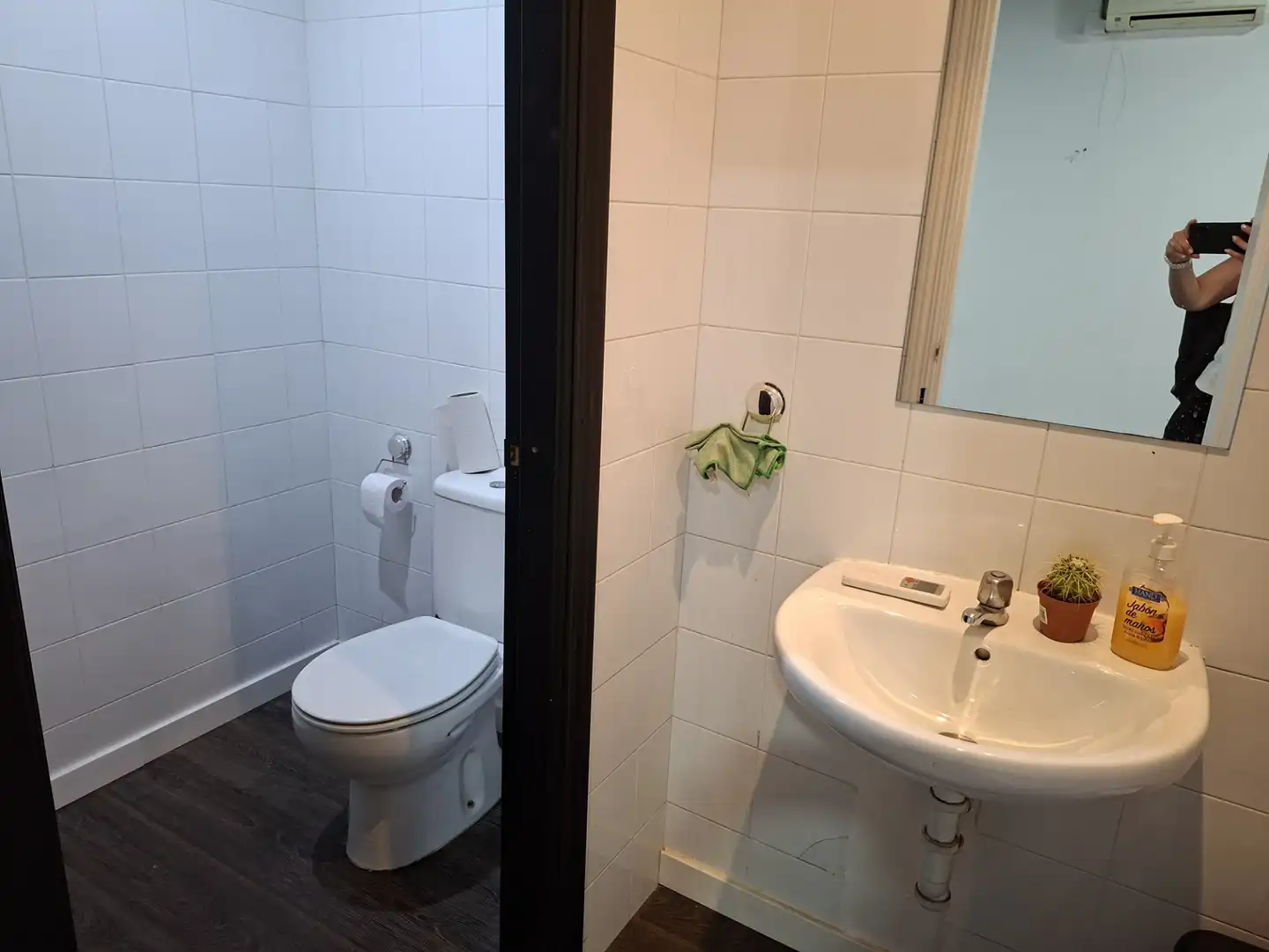 Badezimmer von Geschaftsraum zur Miete in Pinto mit Klimaanlage und Heizung
