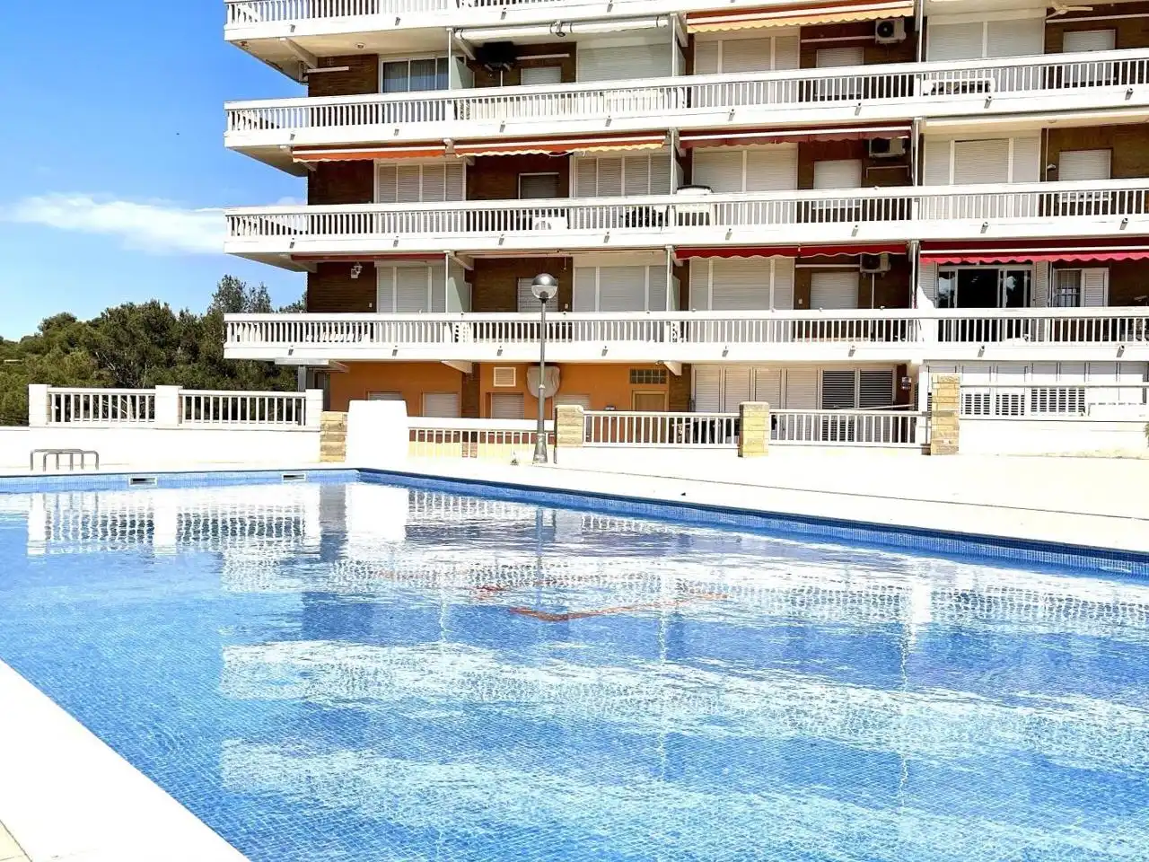 Piscina de Piso en venta en Salou con Terraza, Amueblado y Piscina comunitaria