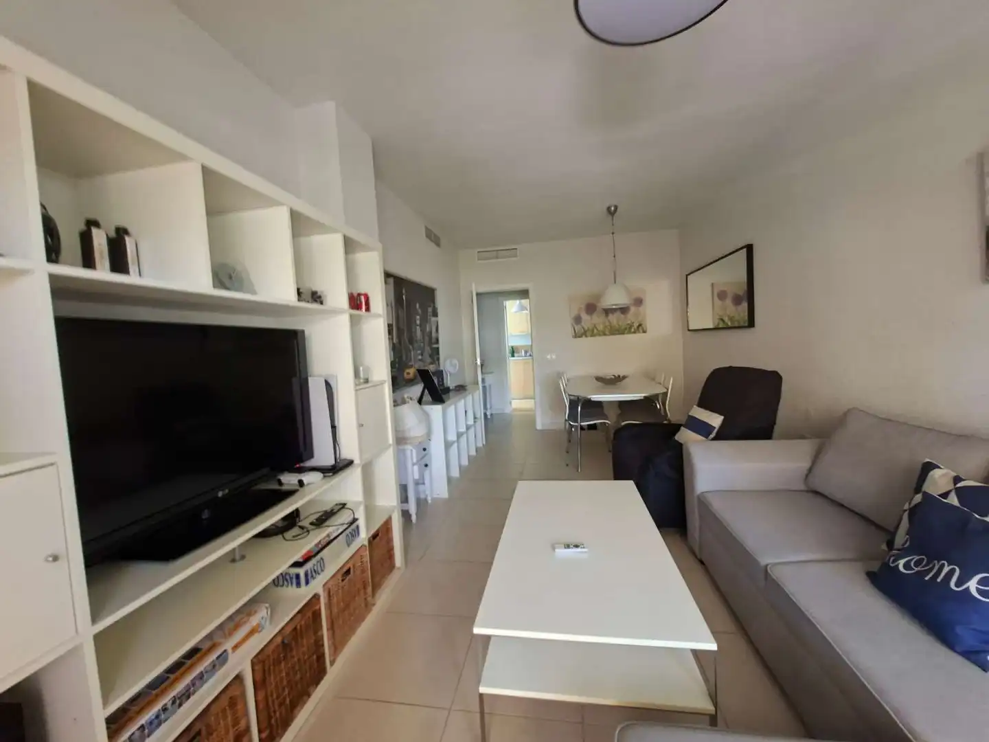 Sala d'estar de Pis de lloguer en Algarrobo amb Aire condicionat, Terrassa i Piscina