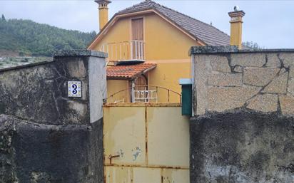 Vista exterior de Casa o xalet en venda en Ponteareas amb Jardí privat, Terrassa i Traster