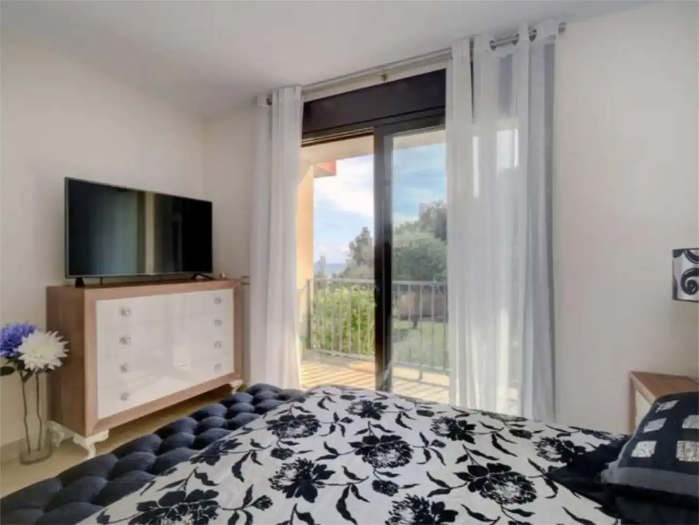Schlafzimmer von Wohnung zur Miete in Marbella mit Klimaanlage, Schwimmbad und Balkon