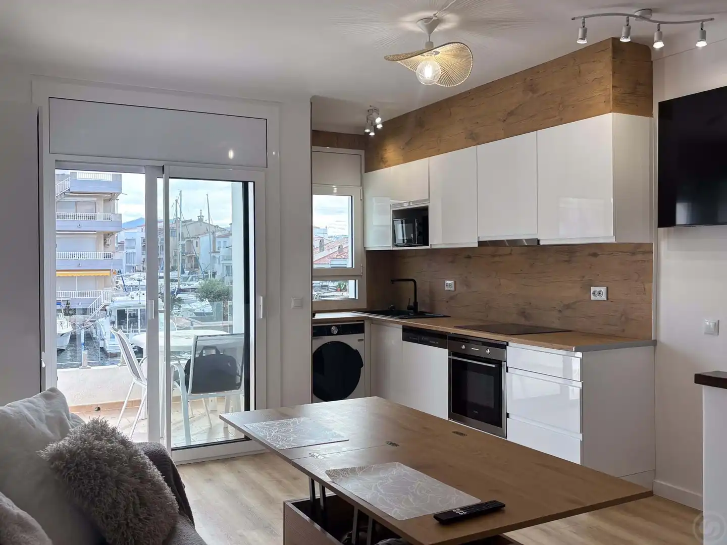 Küche von Einfamilien-Reihenhaus zum Verkauf in Empuriabrava mit Klimaanlage, Terrasse und Möbliert