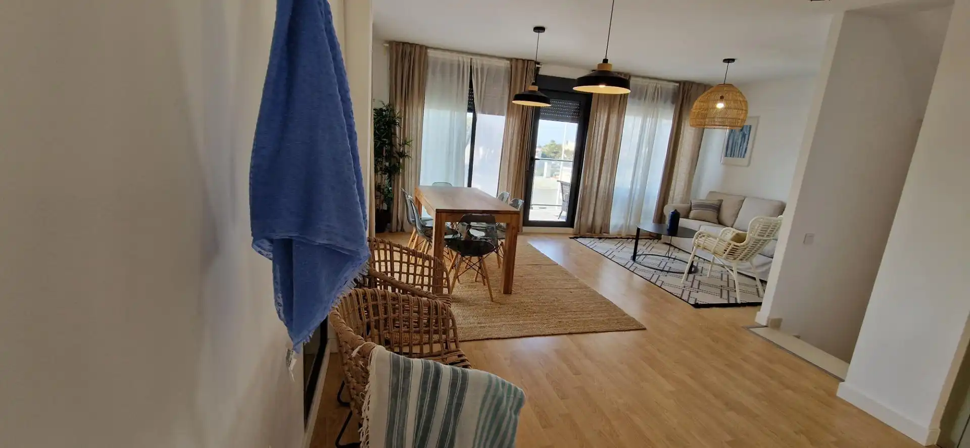 Wohnzimmer von Einfamilien-Reihenhaus zum Verkauf in Cullera mit Klimaanlage, Privatgarten und Terrasse