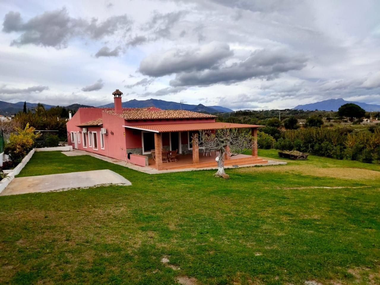 Vista exterior de Finca rústica en venda en Estepona amb Aire condicionat, Calefacció i Jardí privat
