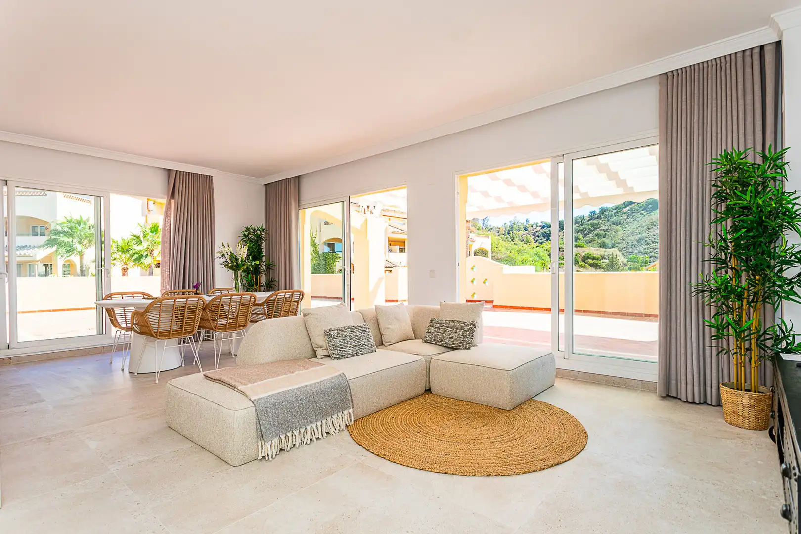 Sala de estar de Ático en venta en Marbella con Aire acondicionado, Terraza y Trastero