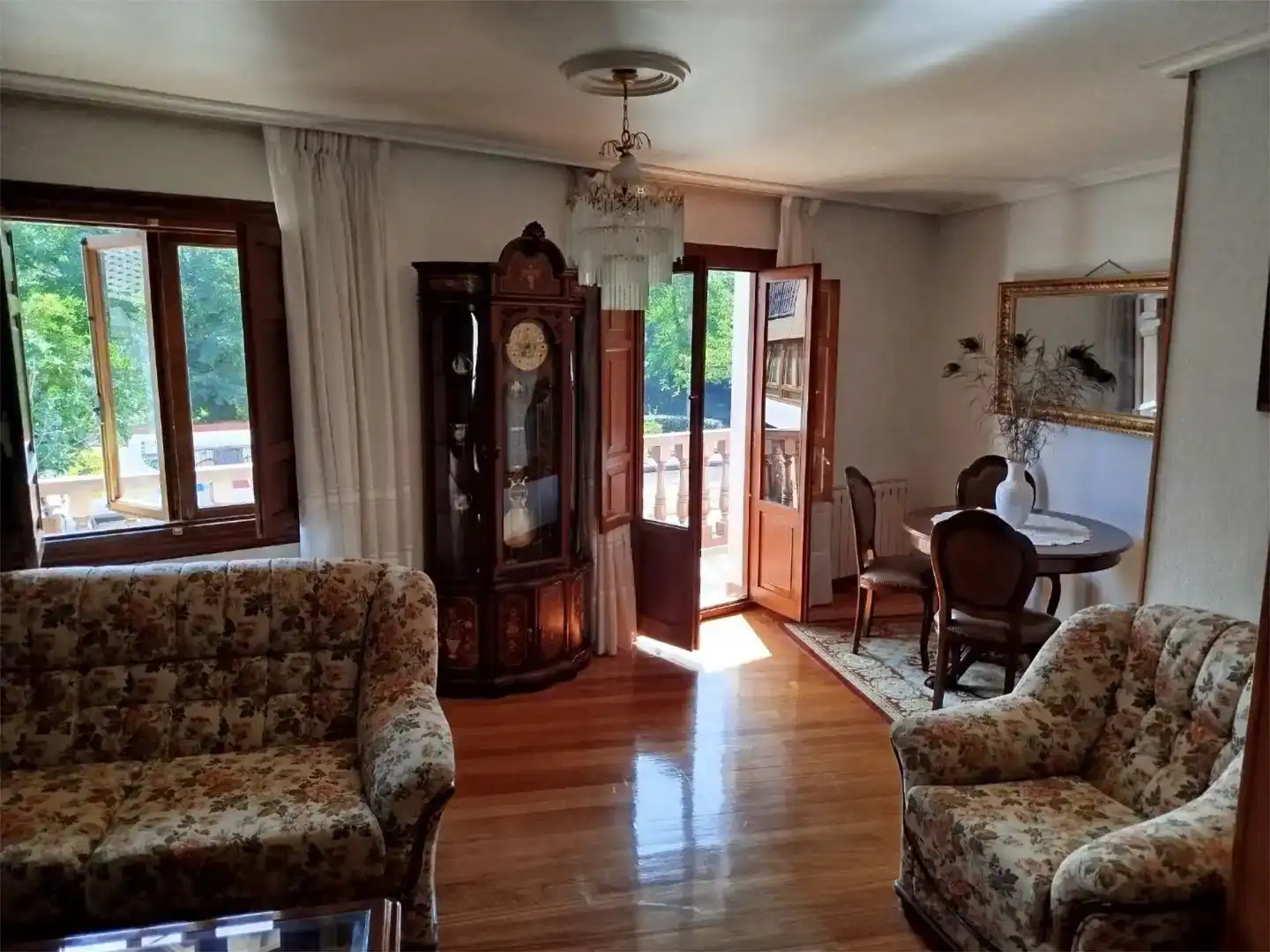 Sala d'estar de Casa adosada en venda en Los Corrales de Buelna  amb Balcó