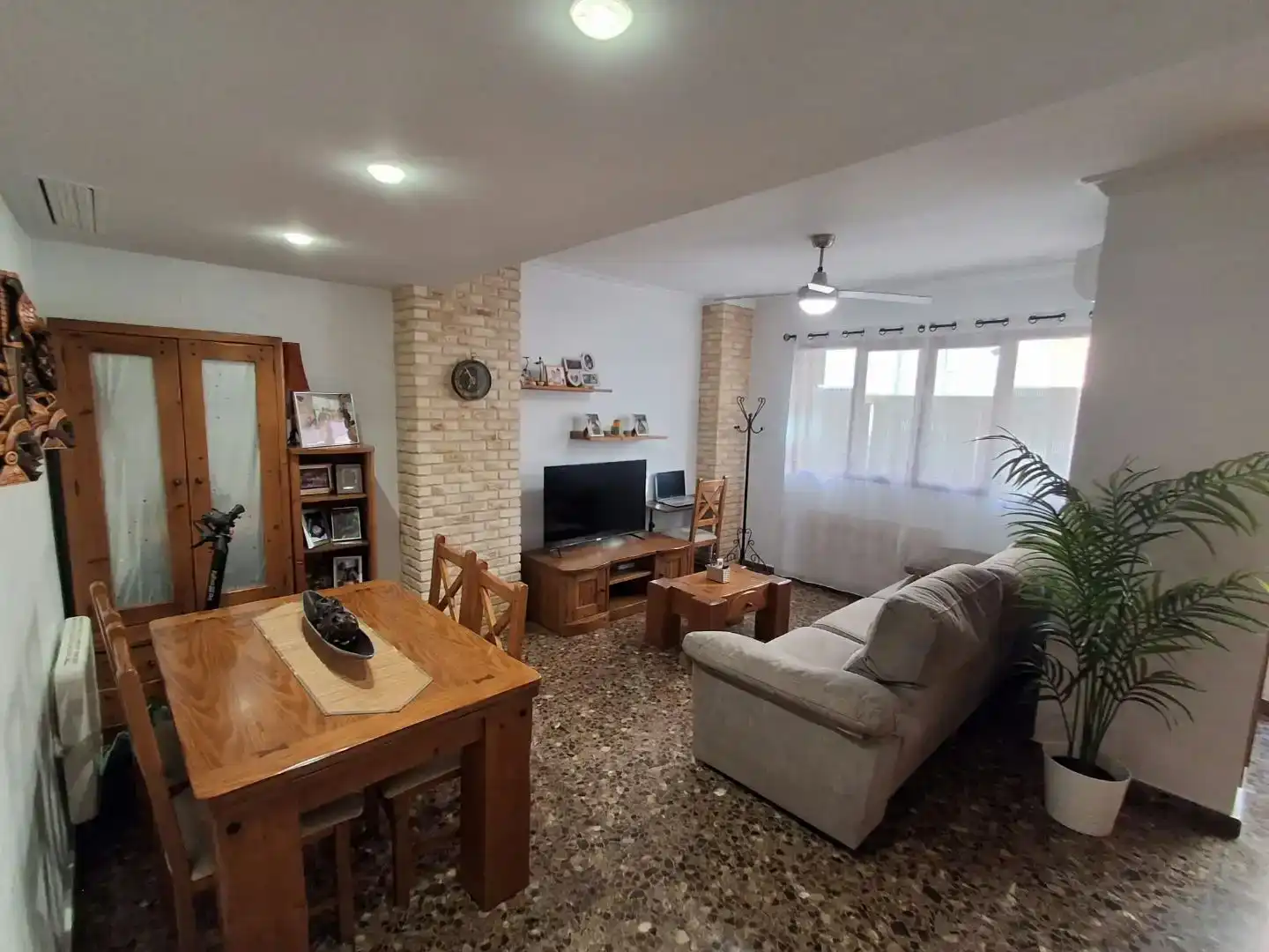 Sala d'estar de Casa adosada en venda en Sagunto / Sagunt amb Aire condicionat i Piscina
