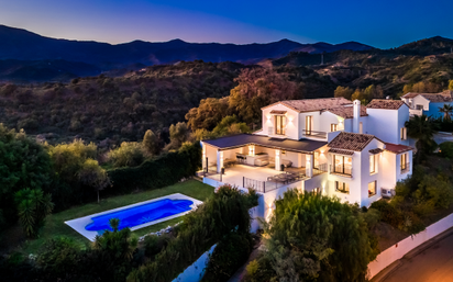 Vista exterior de Casa o xalet en venda en Estepona amb Aire condicionat, Terrassa i Piscina