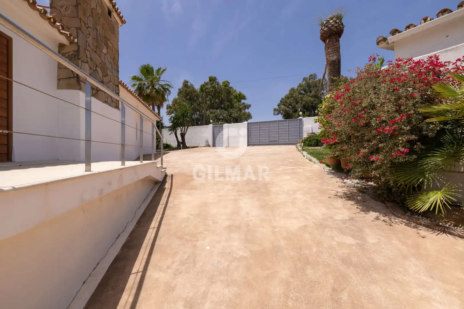 Vista exterior de Casa o xalet en venda en Sotogrande amb Calefacció, Jardí privat i Piscina
