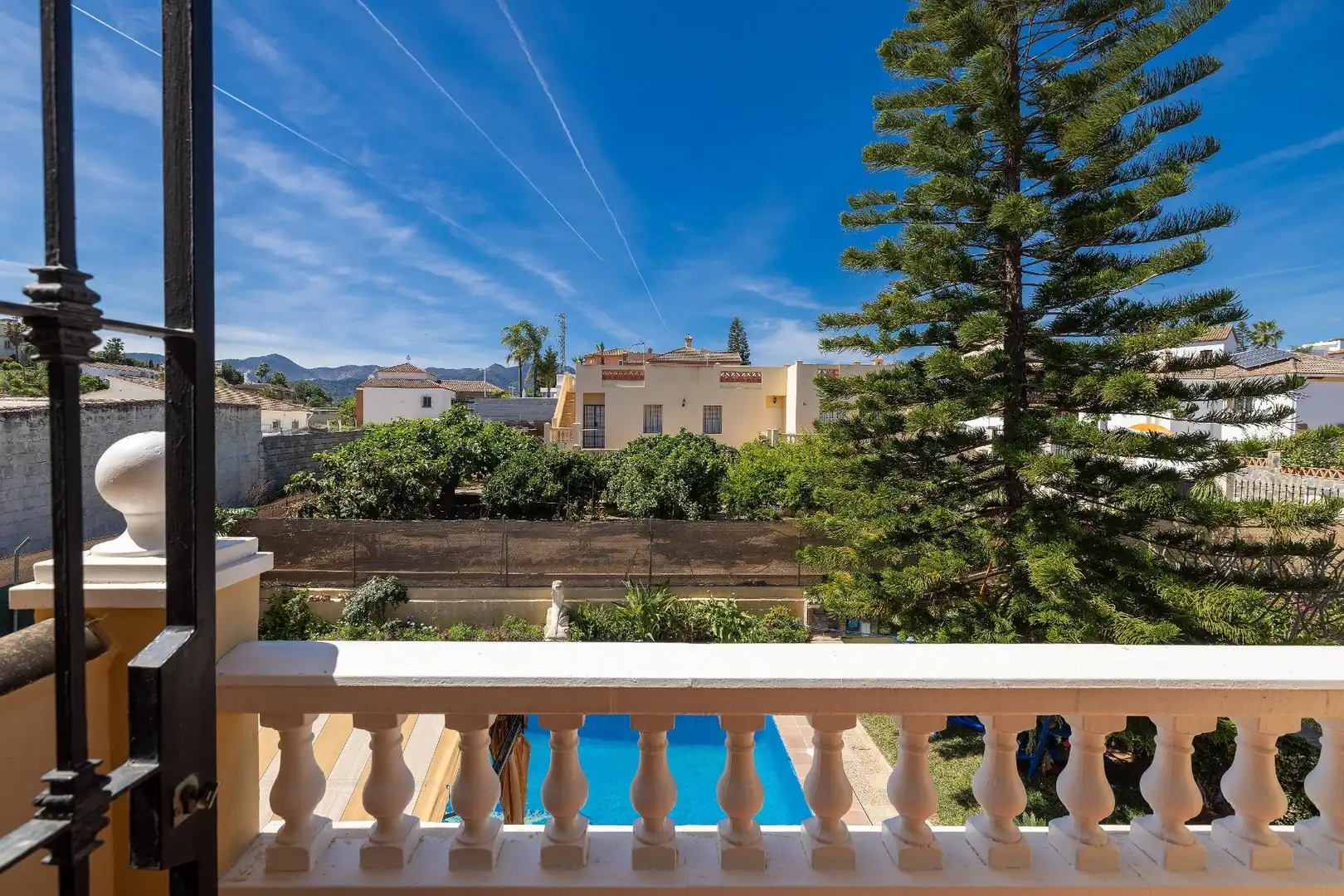 Vista exterior de Casa o xalet en venda en Alhaurín de la Torre amb Jardí privat, Terrassa i Piscina