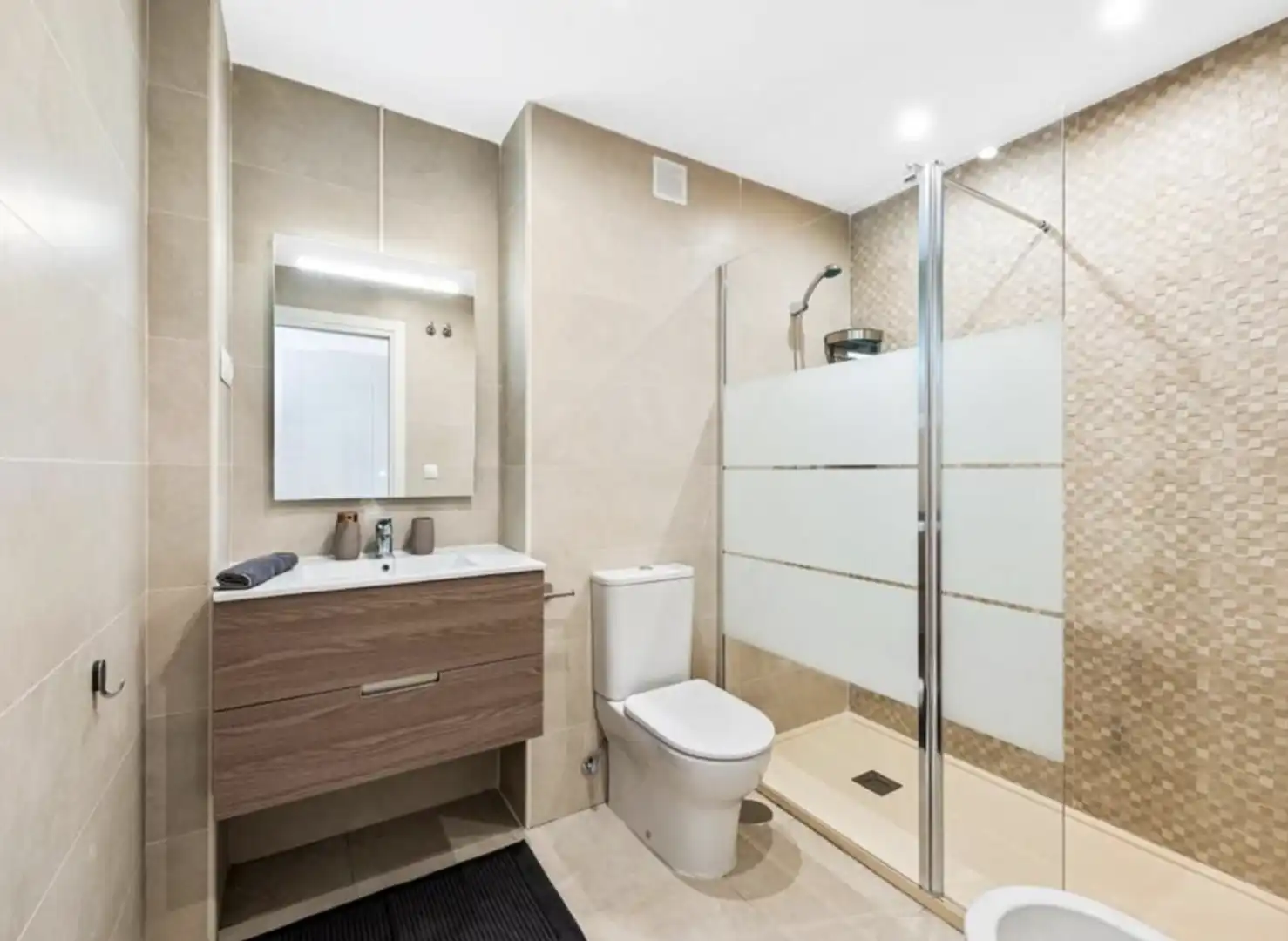 Baño de Apartamento en venta en Marbella con Aire acondicionado, Calefacción y Terraza