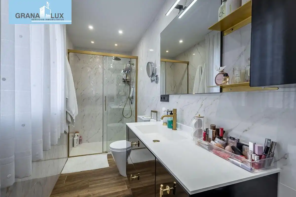 Badezimmer von Haus oder Chalet zum Verkauf in Peligros mit Klimaanlage, Heizung und Terrasse