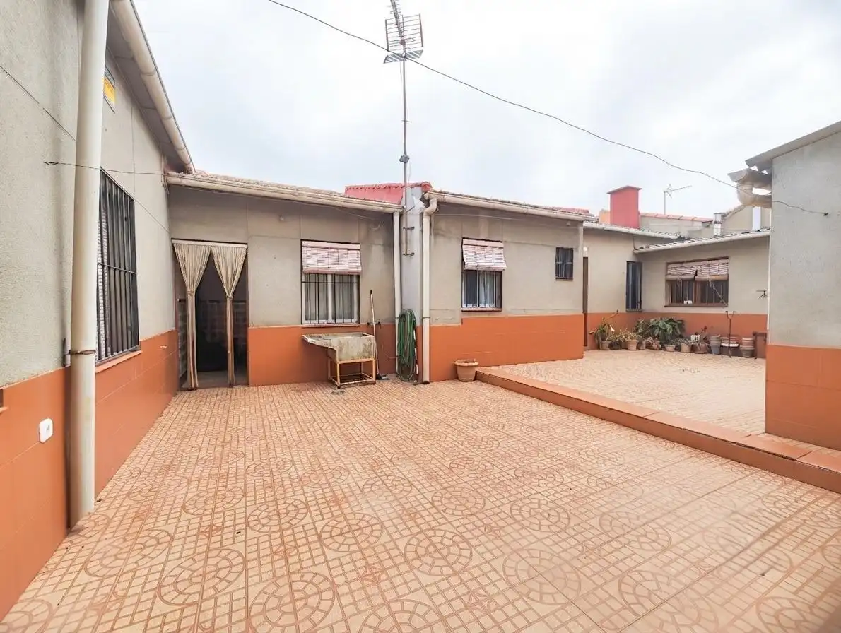 Vista exterior de Casa o xalet en venda en Puertollano amb Calefacció, Traster i Moblat