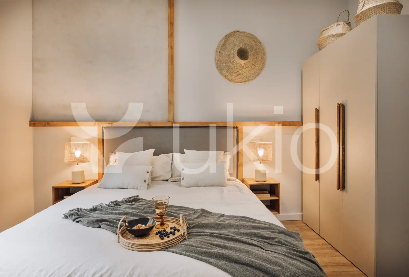 Dormitori de Apartament de lloguer en Barcelona amb Aire condicionat, Calefacció i Moblat