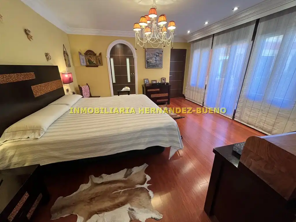 Habitación de Casa o chalet en venta en Carbajosa de la Sagrada con Aire acondicionado, Calefacción y Jardín privado