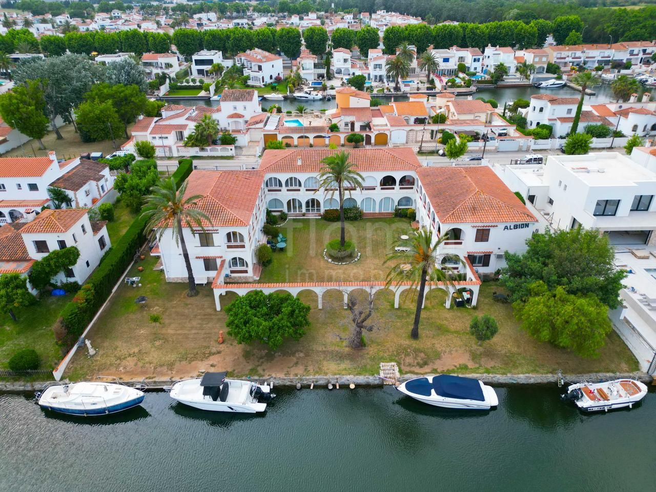 Vista exterior de Planta baixa en venda en Empuriabrava amb Jardí privat i Terrassa