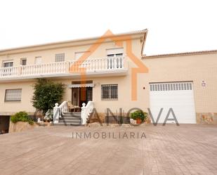 Vista exterior de Casa o xalet en venda en Alberic amb Aire condicionat, Jardí privat i Terrassa