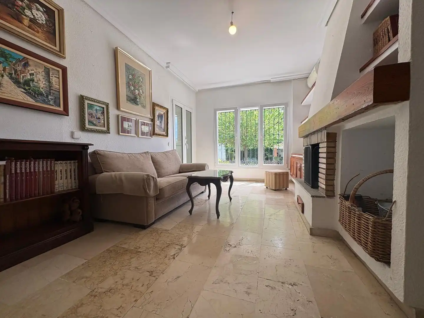 Living room of Houses for sale in Algeciras  with Air Conditioner, Private garden and Terrace