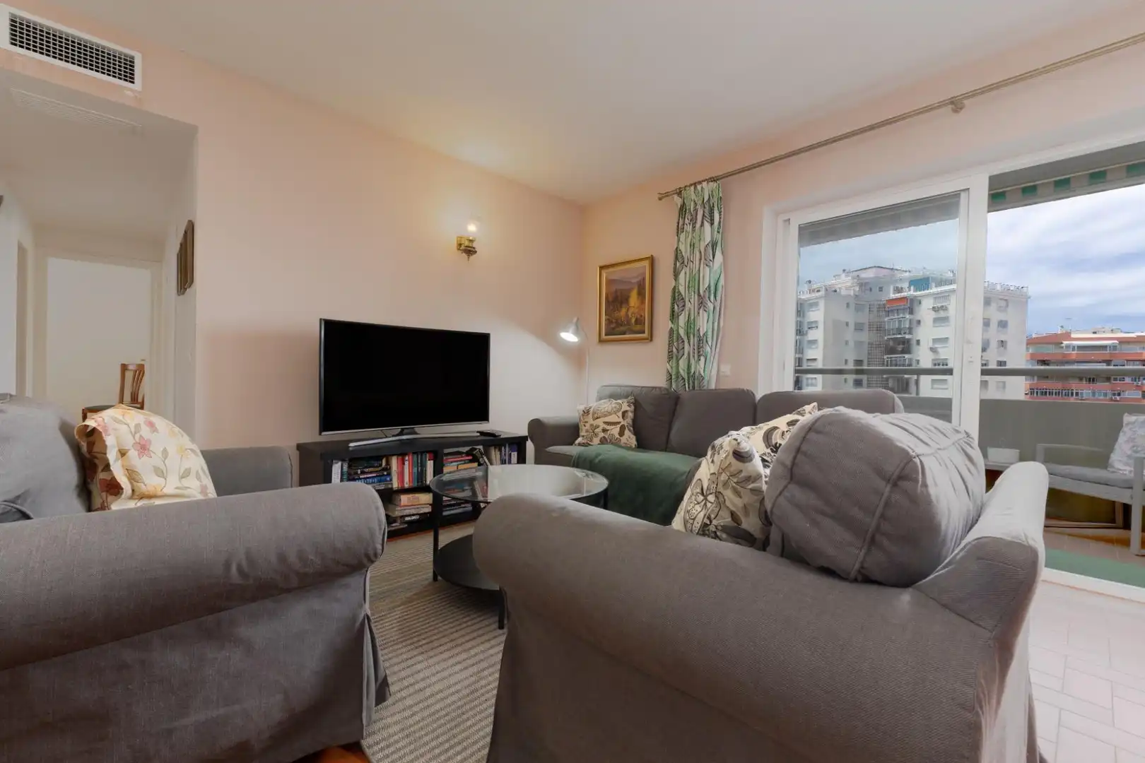 Wohnzimmer von Wohnung zum Verkauf in Fuengirola mit Klimaanlage, Heizung und Gemeinschaftspool