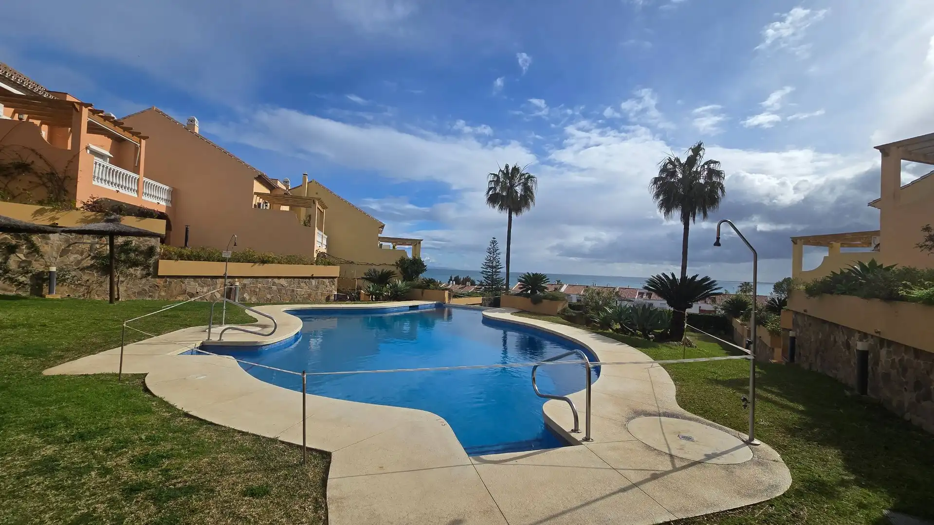 Piscina de Dúplex en venda en Manilva amb Aire condicionat, Jardí privat i Terrassa