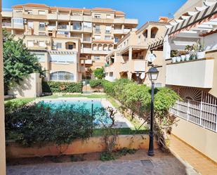 Vista exterior de Casa o xalet en venda en Roquetas de Mar amb Aire condicionat, Jardí privat i Terrassa