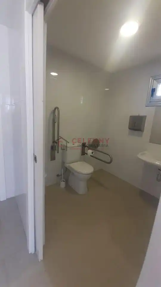 Badezimmer von Geschaftsraum zum Verkauf in Vilar de Santos mit Klimaanlage und Möbliert