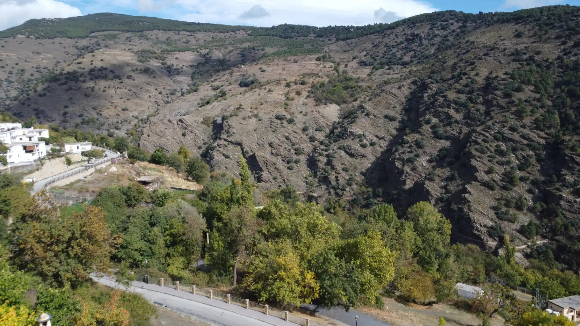 Vista exterior de Casa adosada en venda en Bérchules amb Terrassa i Balcó
