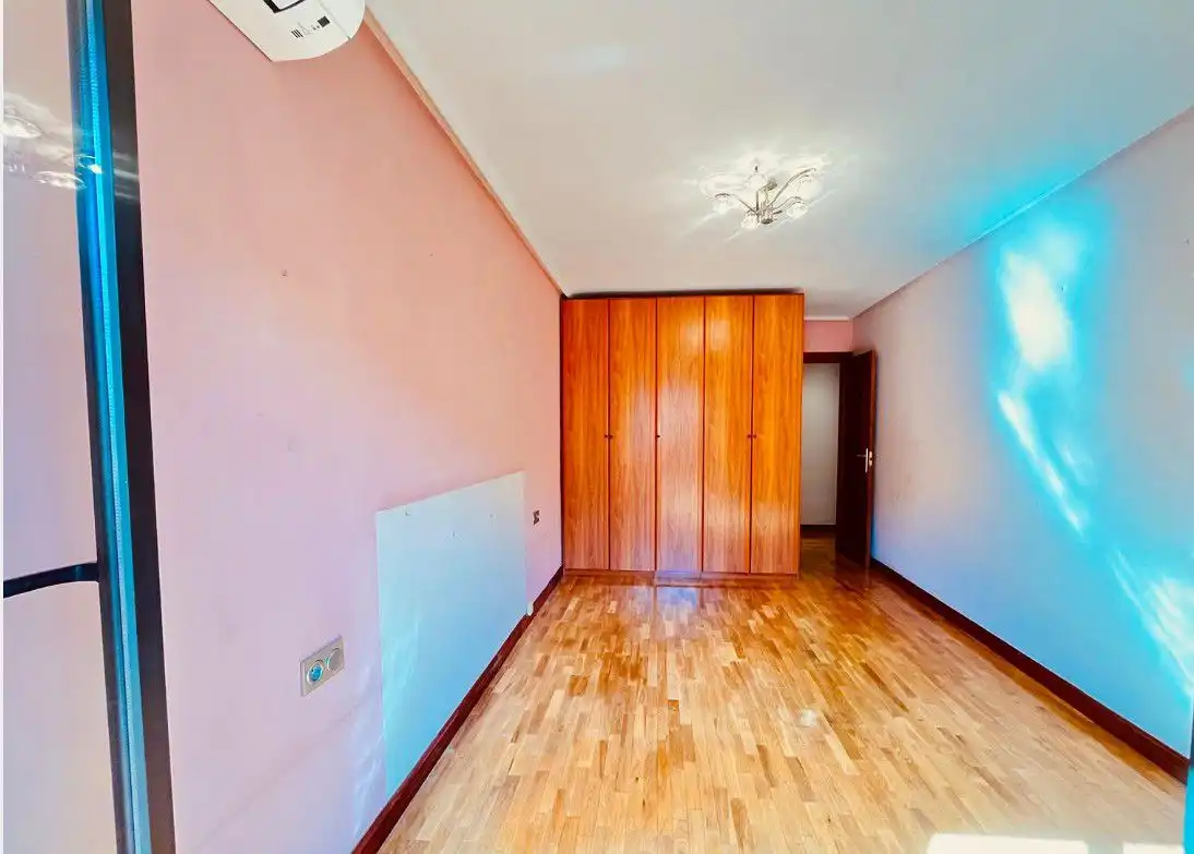 Schlafzimmer von Wohnung zum Verkauf in Salamanca mit Klimaanlage, Heizung und Parkett