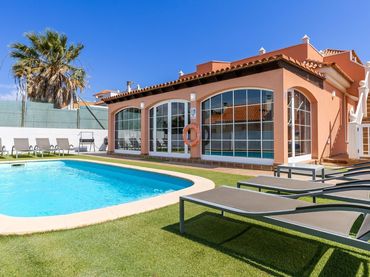 Casa amb piscina en venda a AVENIDA ANGEL JOVEN