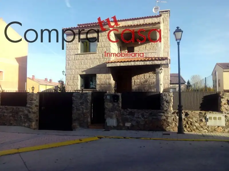 Vista exterior de Casa o xalet en venda en Palazuelos de Eresma amb Calefacció, Jardí privat i Parquet