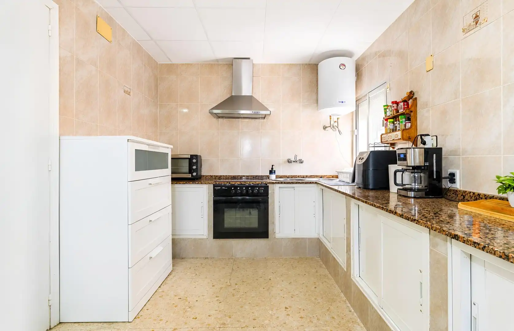 Cuina de Casa o xalet en venda en Chiclana de la Frontera amb Aire condicionat, Jardí privat i Terrassa