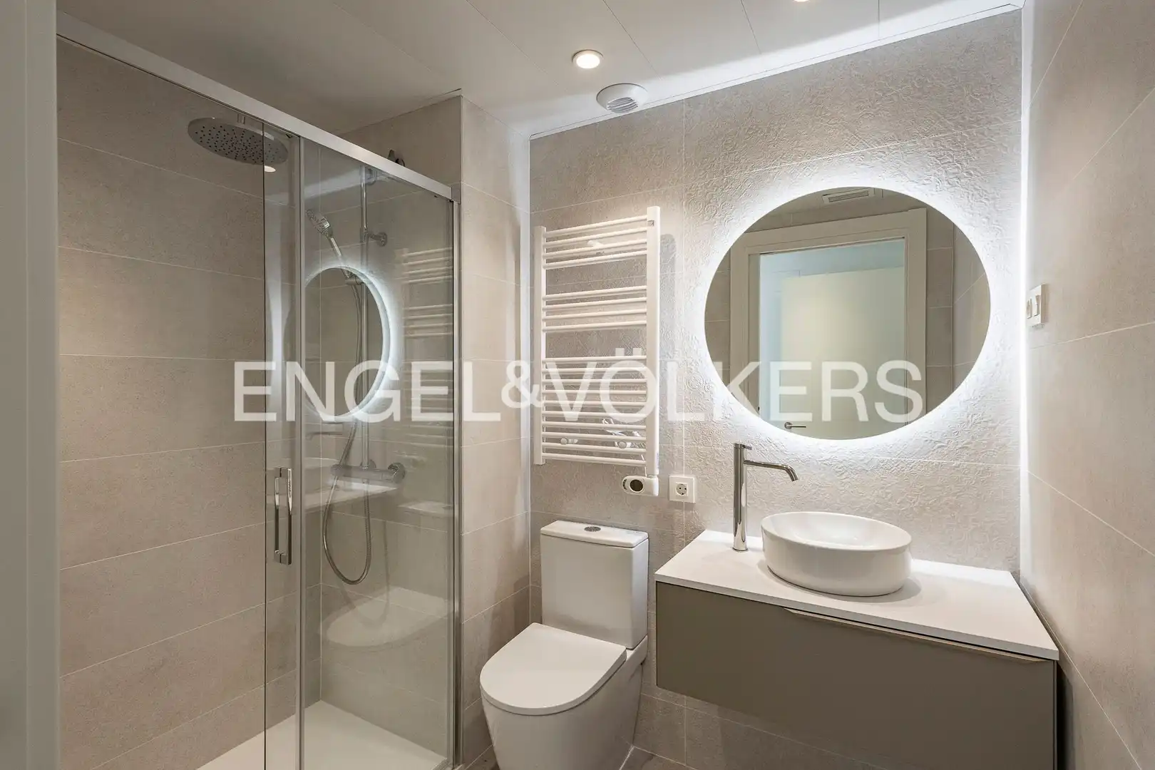 Badezimmer von Wohnung zur Miete in Esplugues de Llobregat mit Klimaanlage, Heizung und Parkett