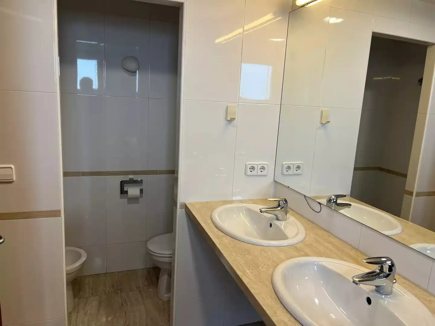 Bathroom of Flat for sale in Girona  with Air Conditioner, Heating and Parquet flooring
