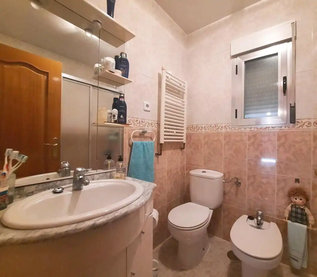 Baño de Casa adosada en venta en Escalona con Aire acondicionado, Calefacción y Jardín privado