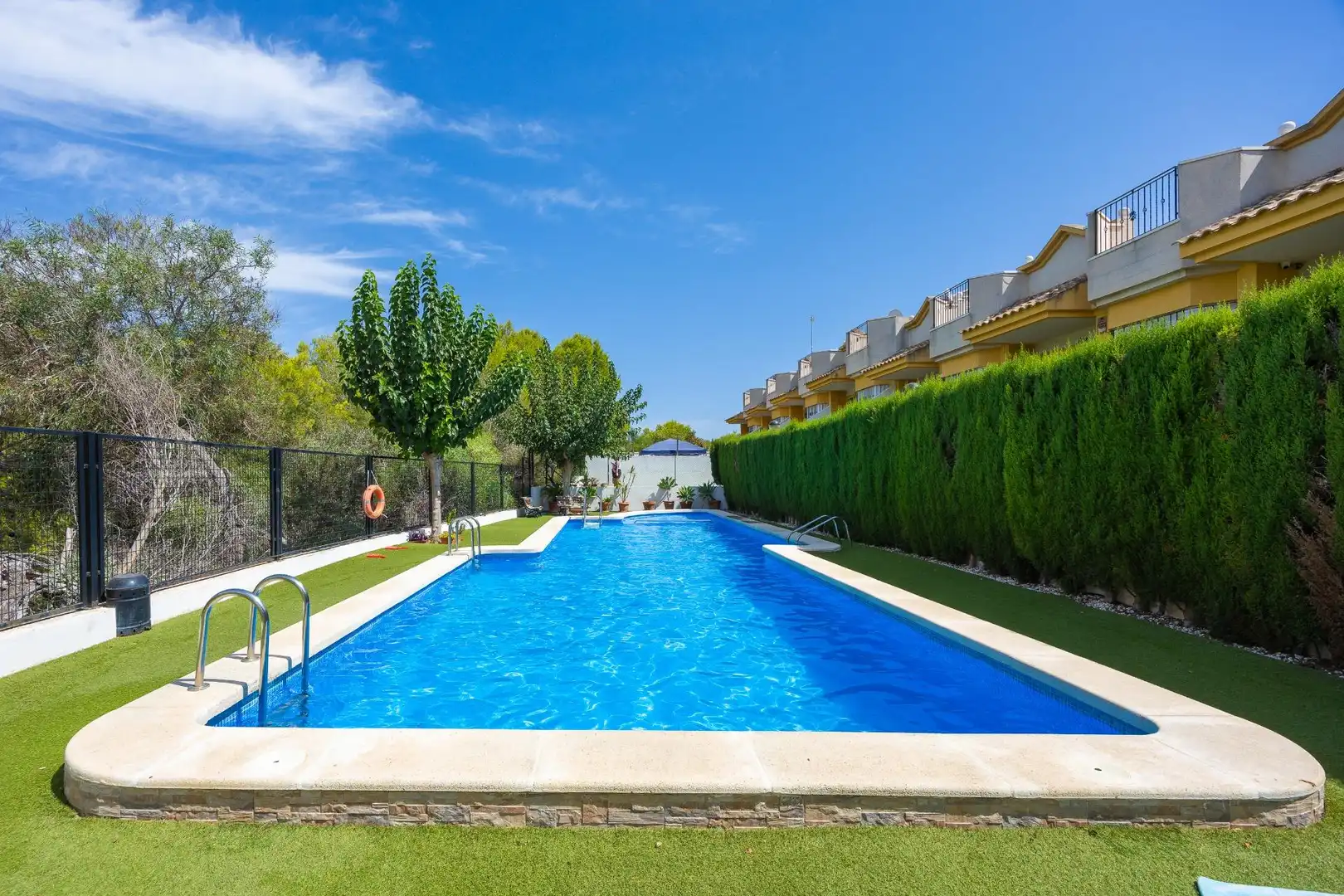 Piscina de Casa o xalet en venda en Torrevieja amb Jardí privat, Terrassa i Moblat