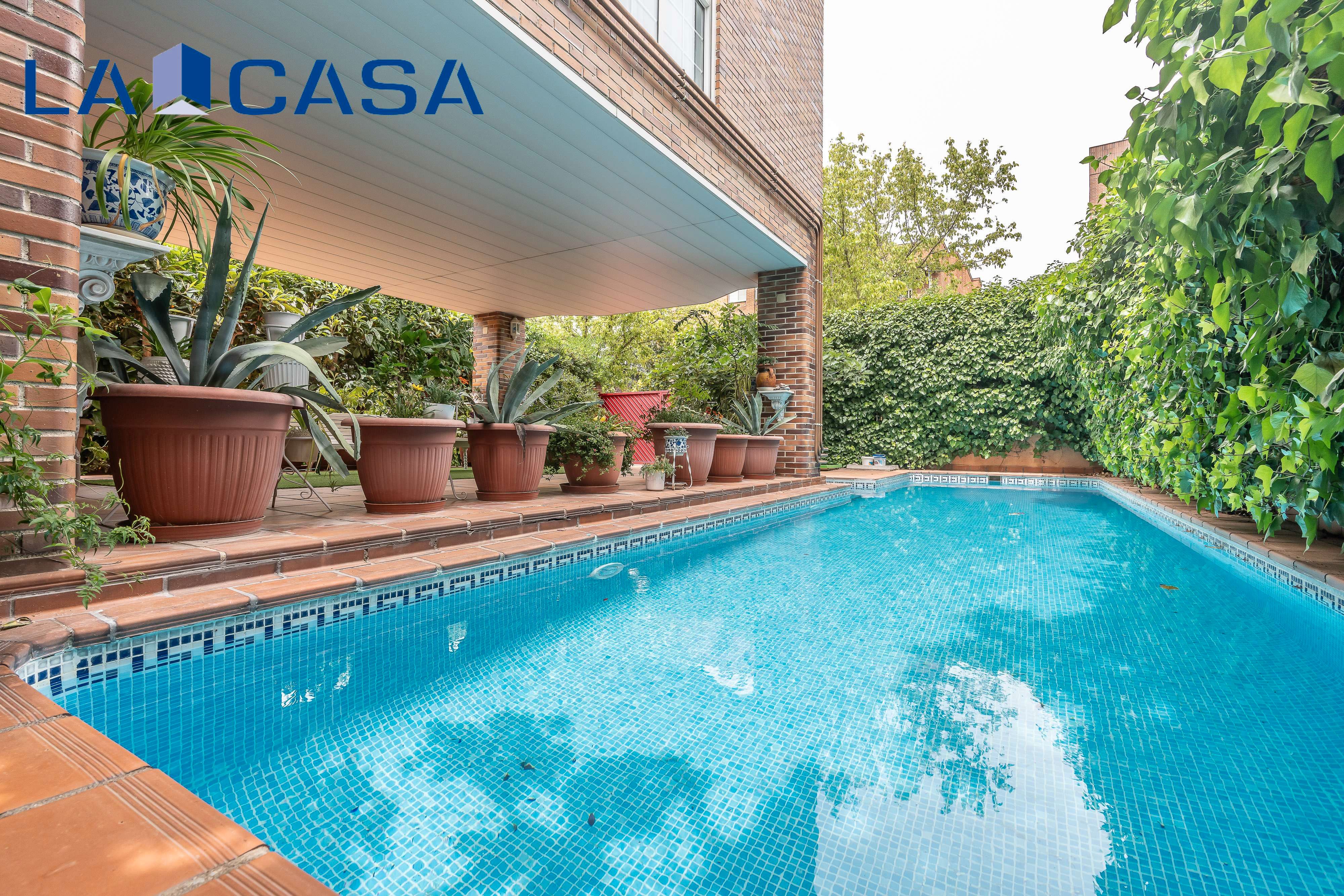 Swimming pool of House or chalet for sale in  Madrid Capital  with Air Conditioner, Heating and Storage room