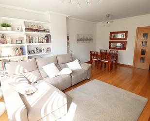 Sala d'estar de Casa adosada en venda en Vitoria - Gasteiz amb Calefacció, Jardí privat i Terrassa