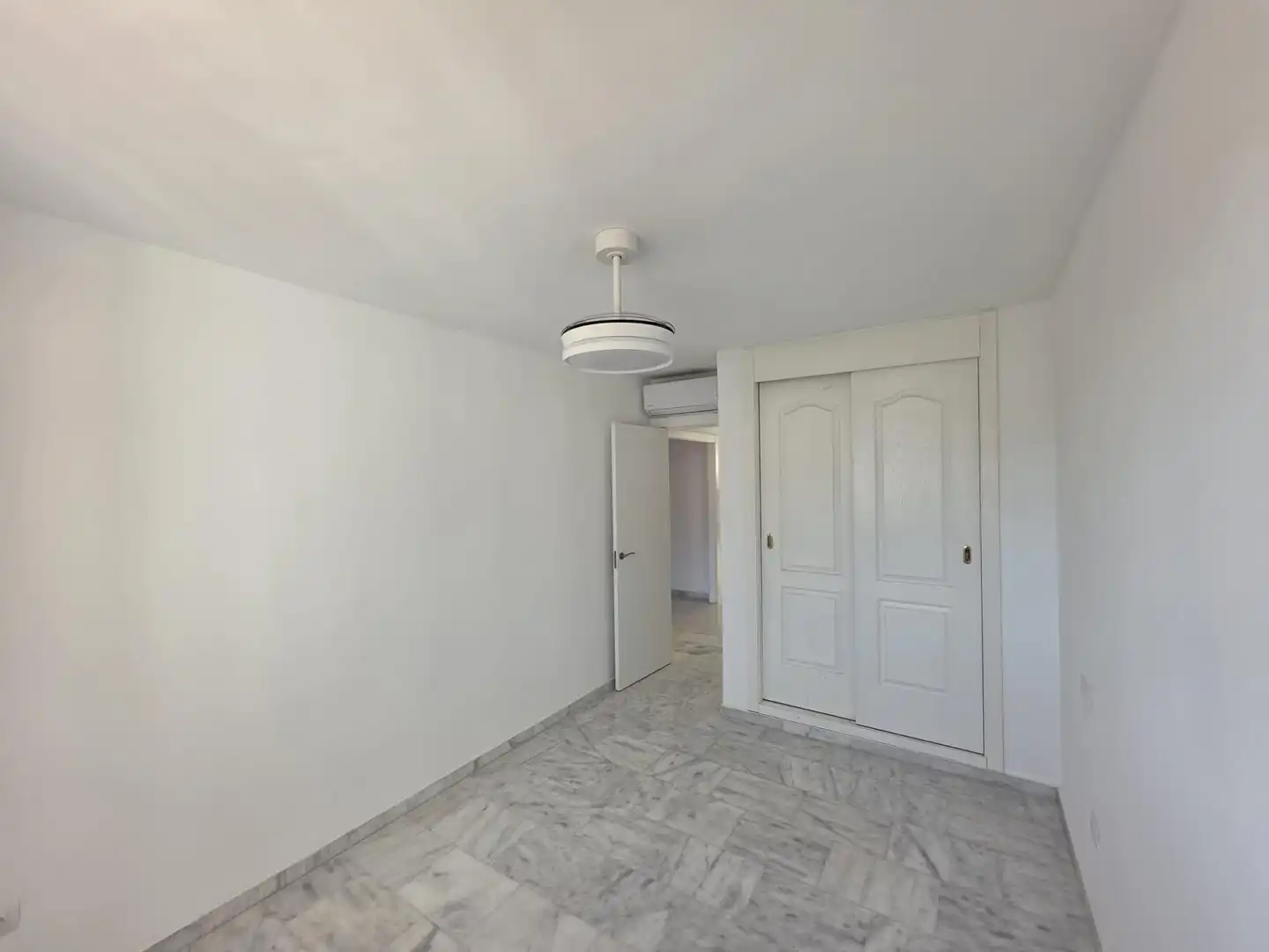 Dormitori de Casa adosada en venda en Benalmádena amb Aire condicionat, Jardí privat i Terrassa