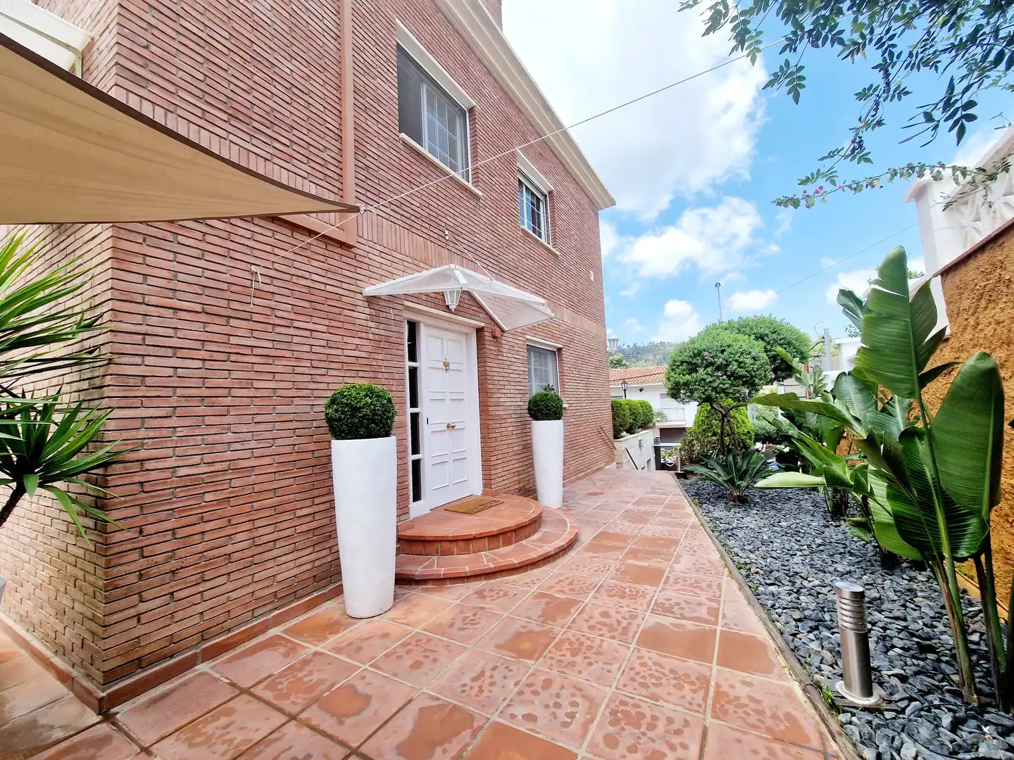 Vista exterior de Casa o xalet en venda en Sant Boi de Llobregat amb Aire condicionat, Calefacció i Moblat
