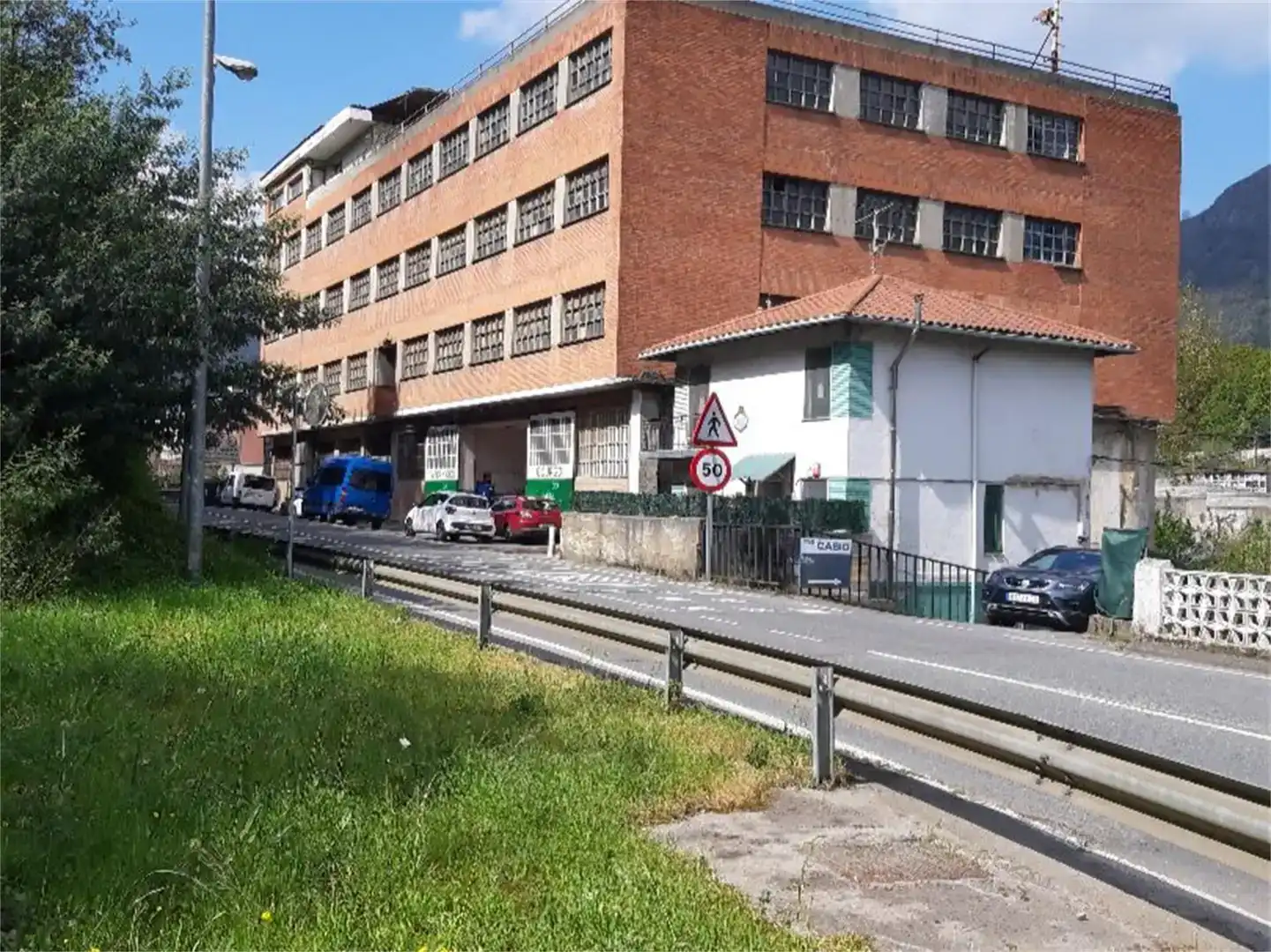 Außenansicht von Fabrikhallen zum Verkauf in Basurtu - Zorrotza