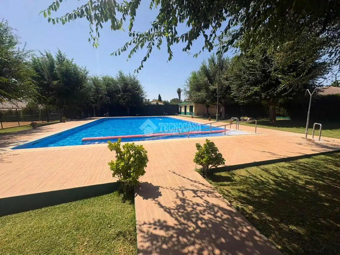 Piscina de Casa o xalet en venda en Espartinas amb Aire condicionat, Piscina i Piscina comunitària