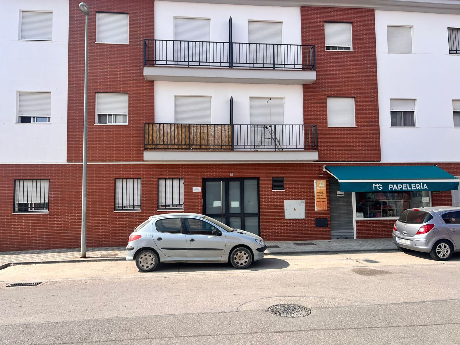 Exterior view of Flat for sale in Los Palacios y Villafranca  with Air Conditioner and Storage room